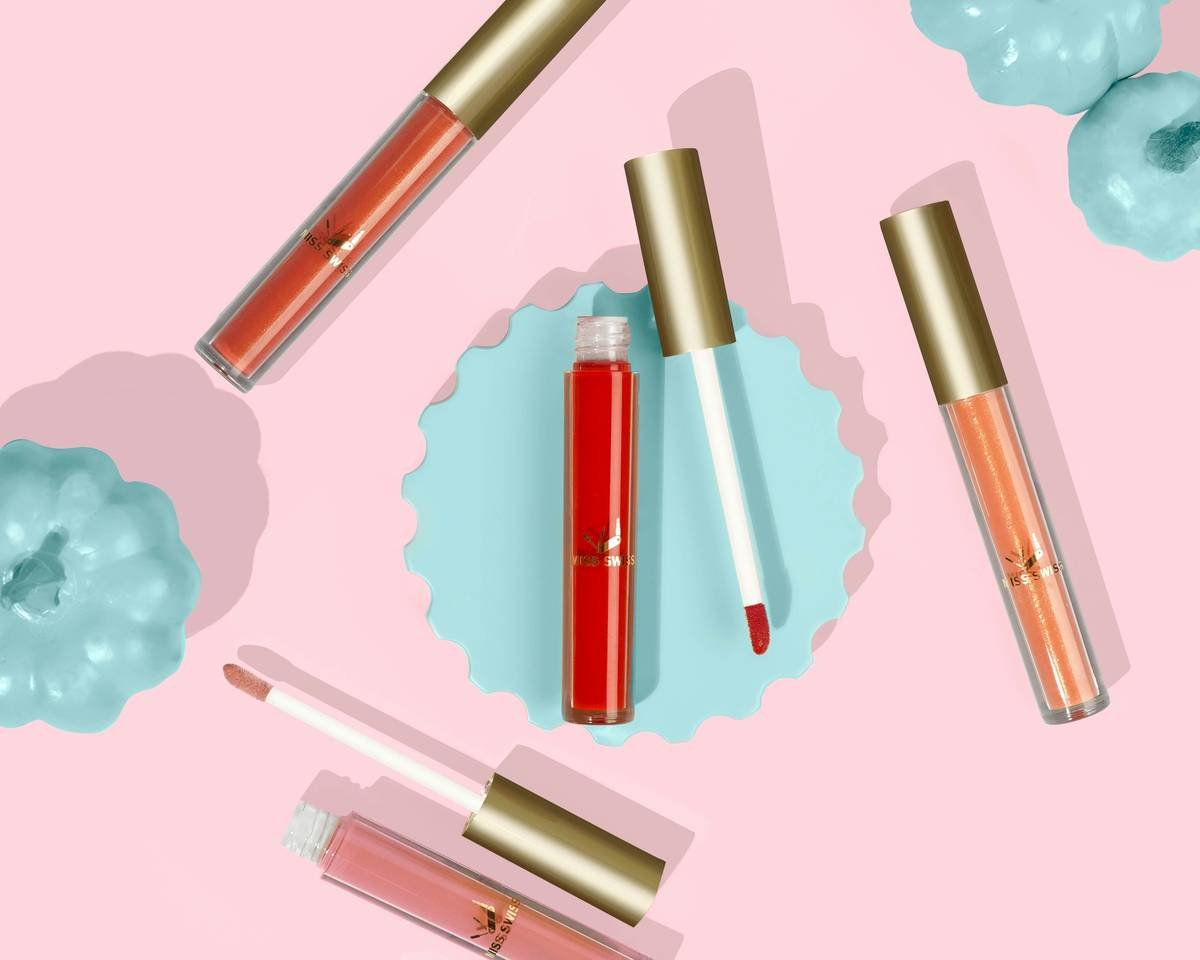 Comparison chart showing effective vs. ineffective ingredients in stay-on lip crayons