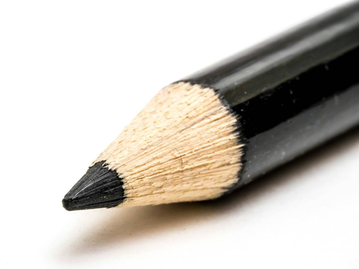 Side-by-side photo showing a crisp, defined lip line from a sharp pencil vs. a blurry, feathered line from a dull one