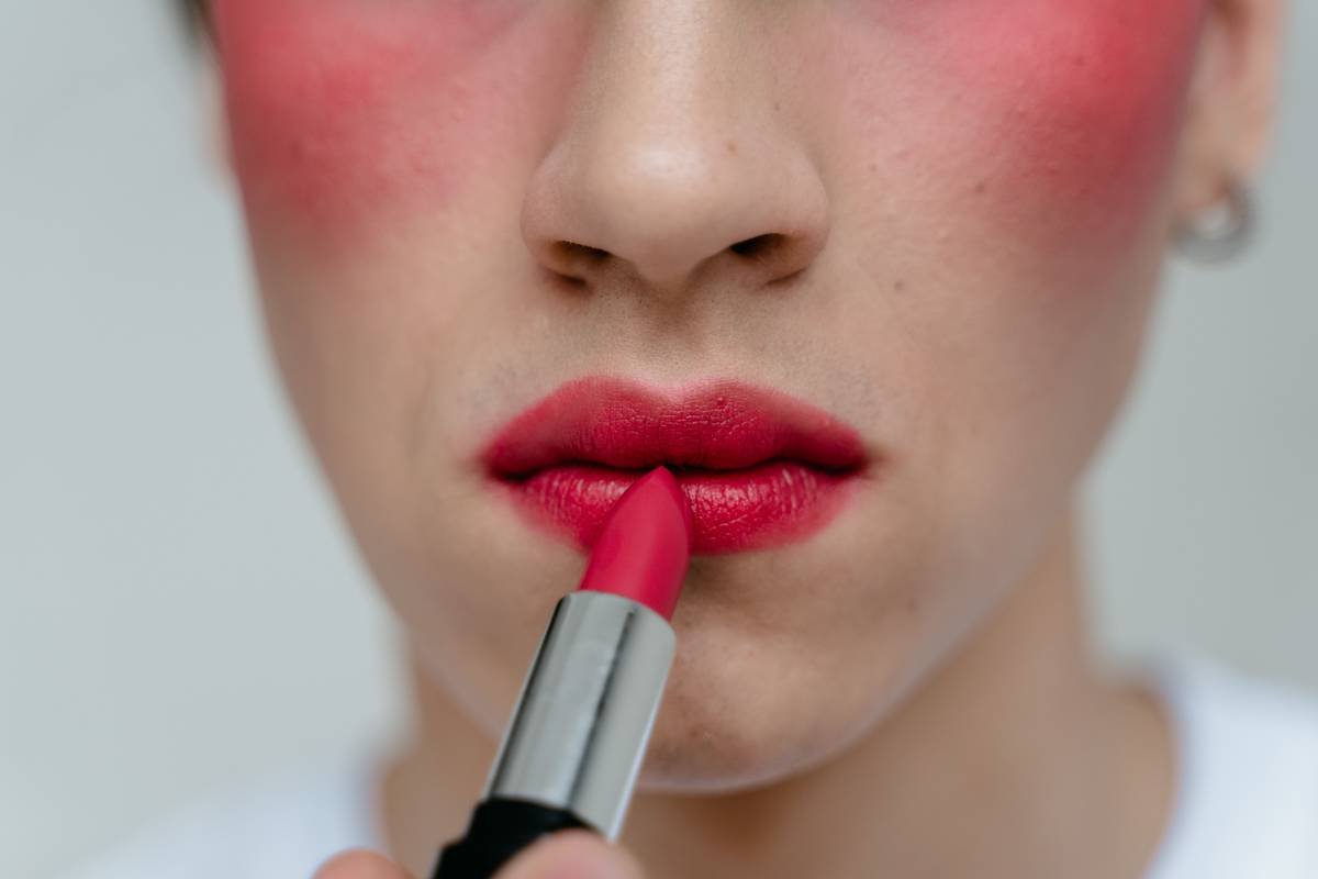 Comparison chart showing feathering vs. contained lipstick wear with and without lip outline pencil after 6 hours