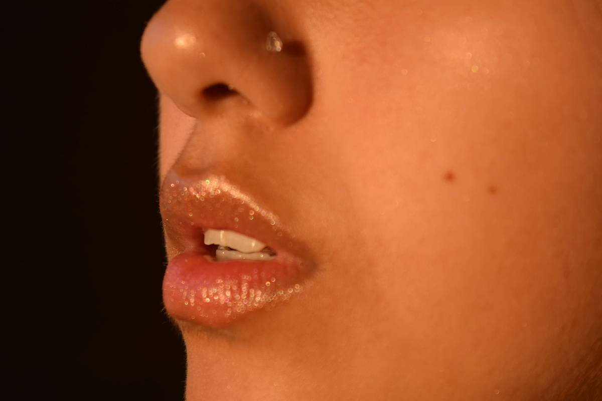 Diagram showing how lipstick bleeds into fine lines without a lip edge pencil vs. staying contained with one