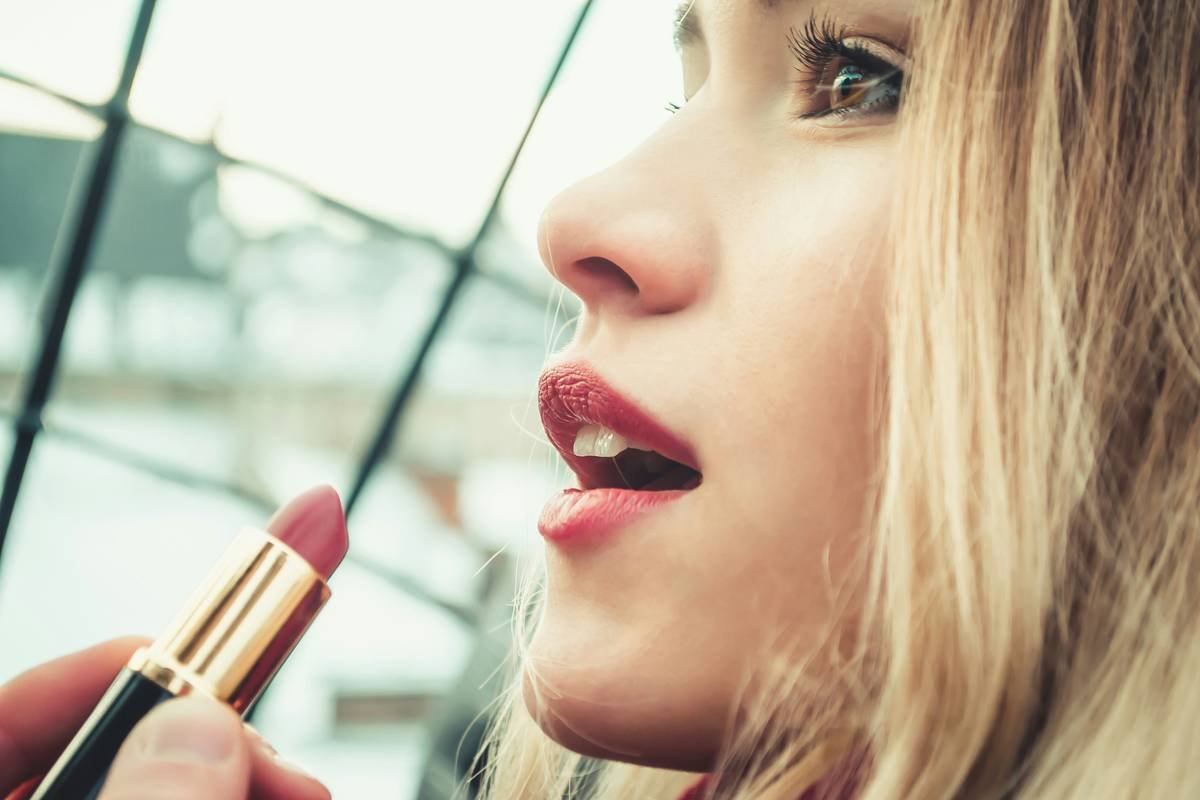 Diagram showing how lipstick migrates into perioral lines without a lip line definer barrier versus sealed edges with one
