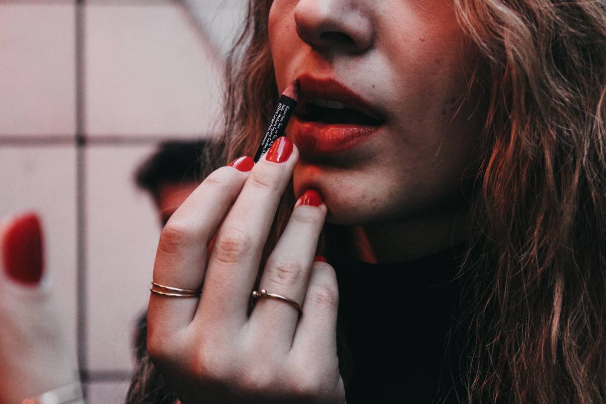 Why Your Fine-Tip Lip Liner Game Is Failing (And How to Fix It in 60 Seconds)