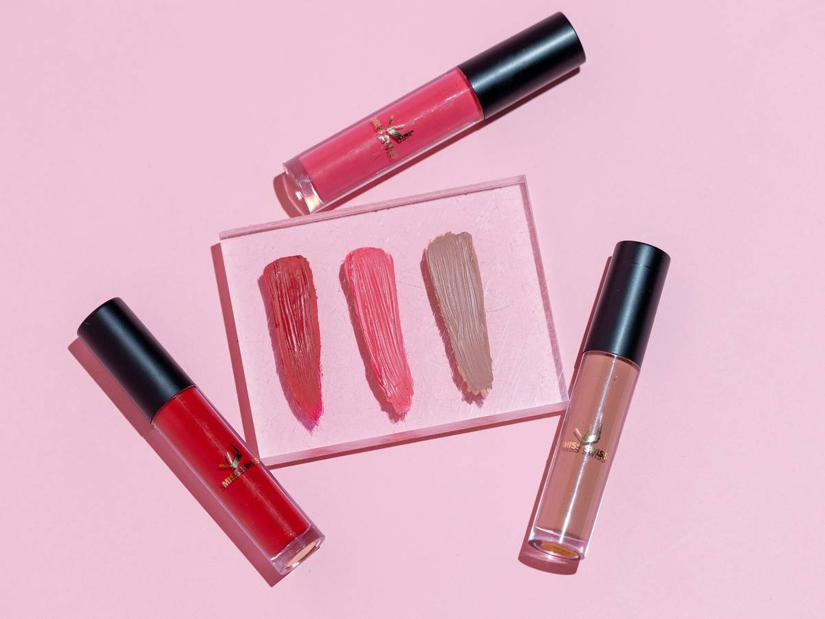 Diagram showing how sebum and dryness cause lipstick to bleed into fine lines around the lips, compared to how an ultra-precise lip liner creates a barrier