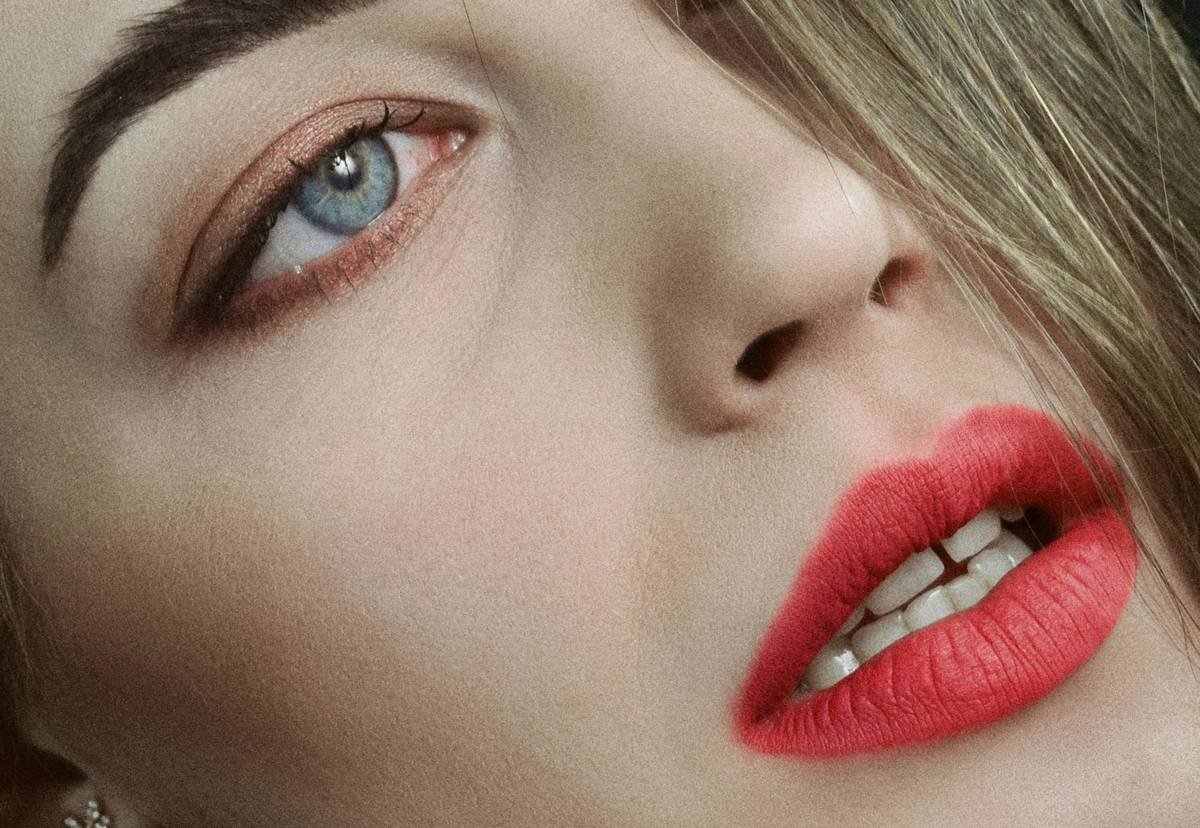 Close-up comparison showing clean lip definition using a lip edge marker versus blurred edges without one